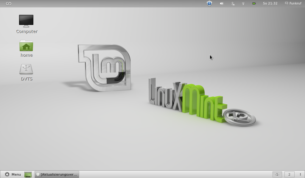 Linux Mint 12 (Lisa) with GNOME 3.png